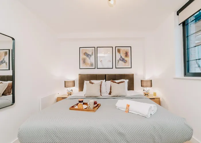 Stunning Industrial Style Gem, City Centre, Balcony Canal View, Fast Wifi, Contractors, Families
