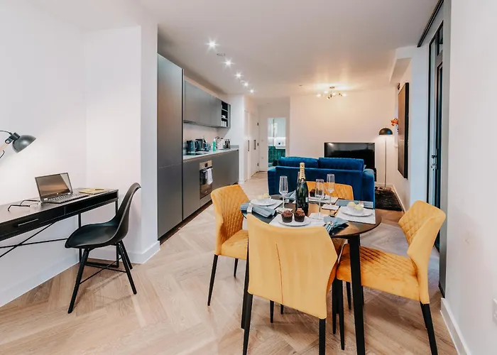 Stunning Industrial Style Gem, City Centre, Balcony Canal View, Fast Wifi, Contractors, Families